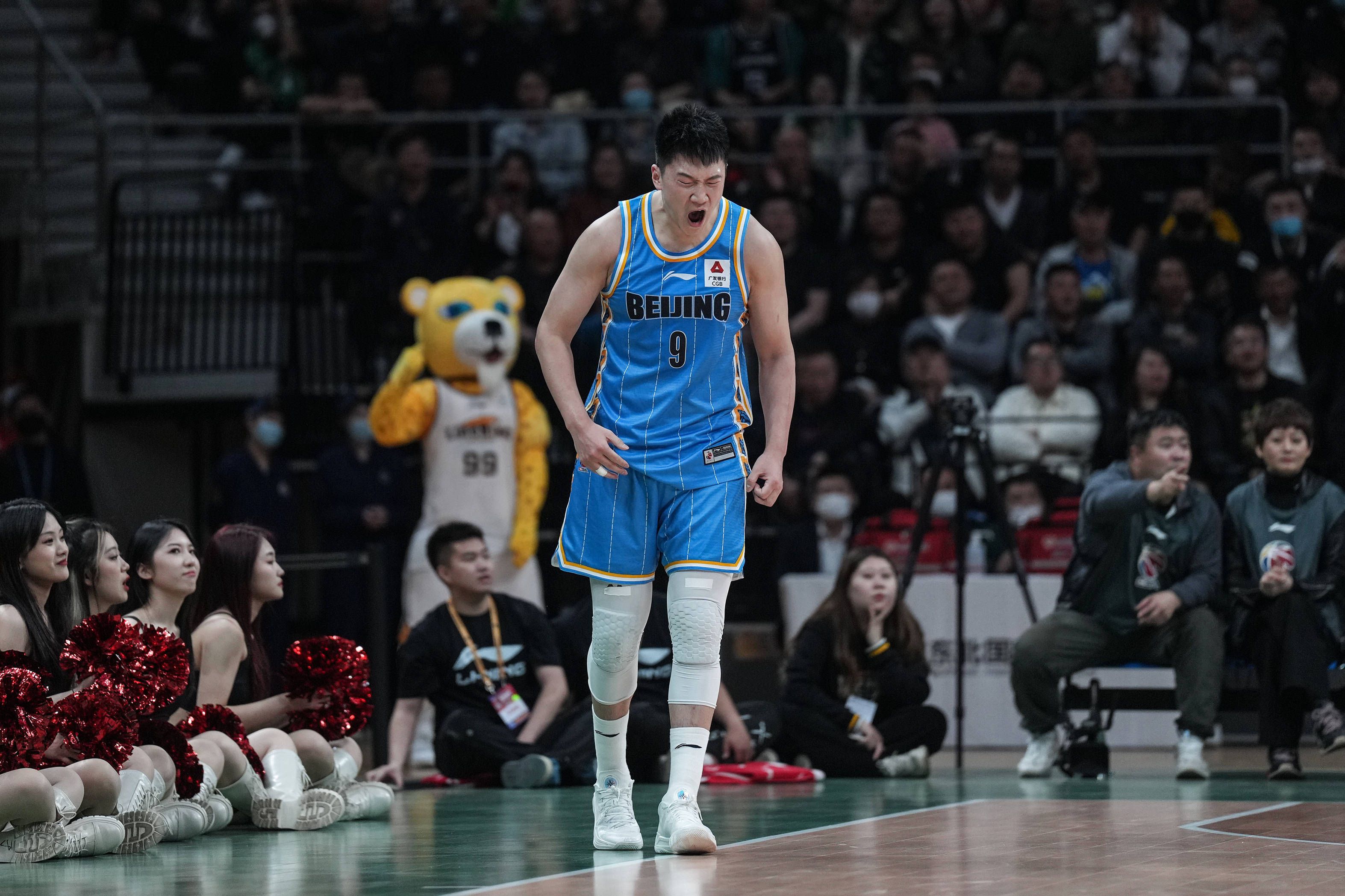 我们致力于与俱乐部的每个人——董事会、工作人员、球员和球迷——合作，帮助推动俱乐部前进。
